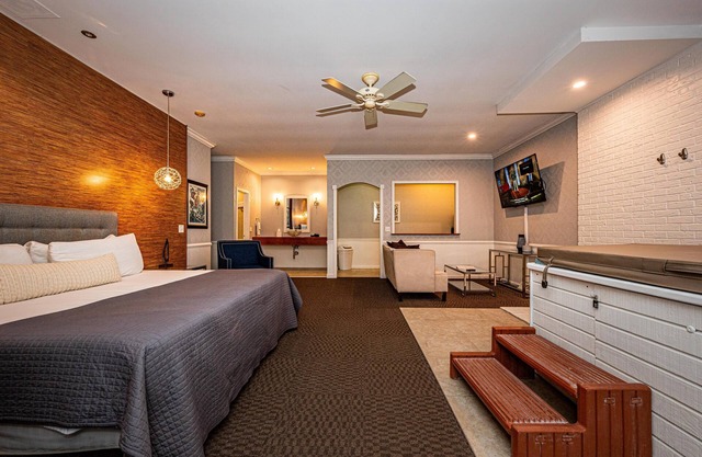1BR, 1BA Suite with indoor hot tub