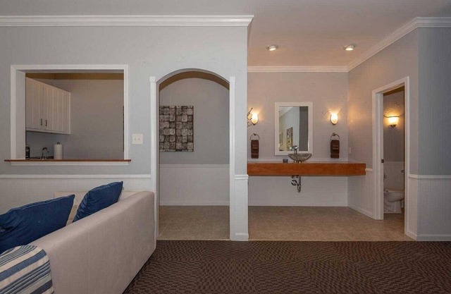 1BR, 1BA Suite with indoor hot tub