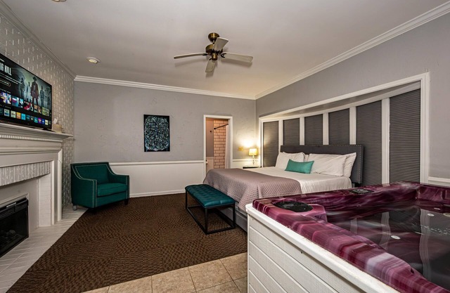 1BR, 1BA Suite with indoor hot tub