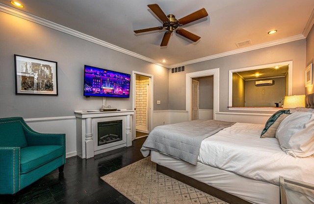 1BR, 1BA Suite with indoor hot tub