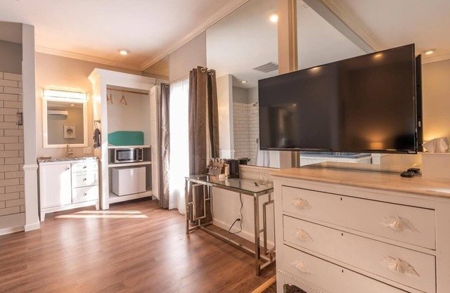 1BR, 1BA Suite with indoor hot tub