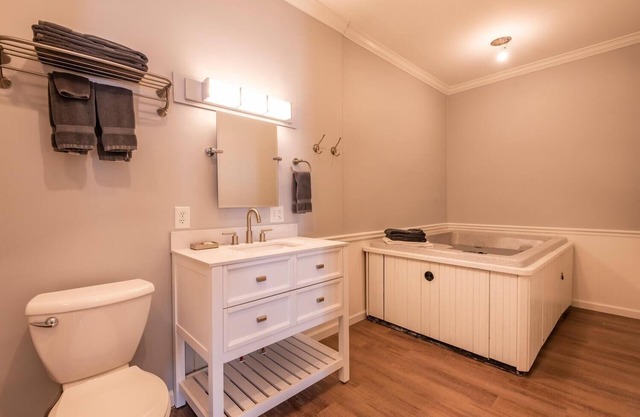 1BR, 1BA Suite with indoor hot tub