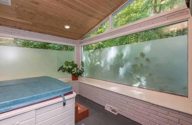 1BR, 1BA Suite with indoor hot tub