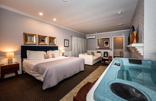 1BR, 1BA Suite with indoor hot tub