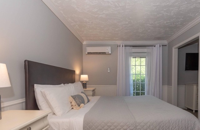 1BR, 1BA Suite with indoor hot tub
