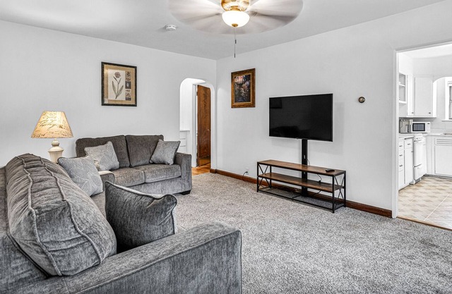 1BR/1BTH Apt/Beautifully Renovated/Walk to Downtown/Festivals/Historic 4 Plex