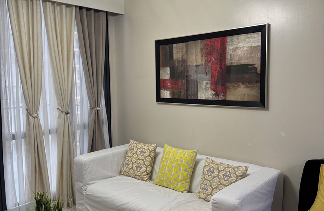1BR Condo w/ Balcony Near Venice Canal Mall & BGC