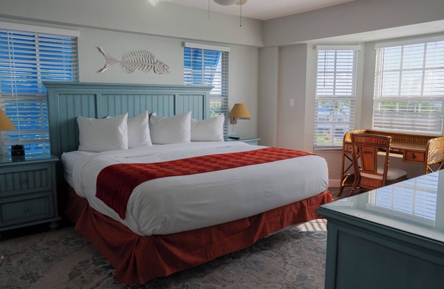 1BR Condo w/ Pool, Beach, Near Coral Reef Park