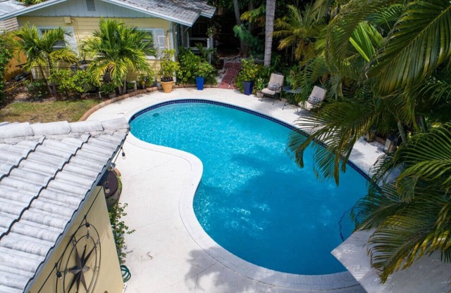 1BR Cottage with Heated Pool in Victoria Park