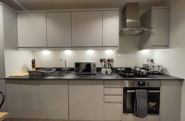 1BR Flat in the Heart of Central Woking - Unit 3