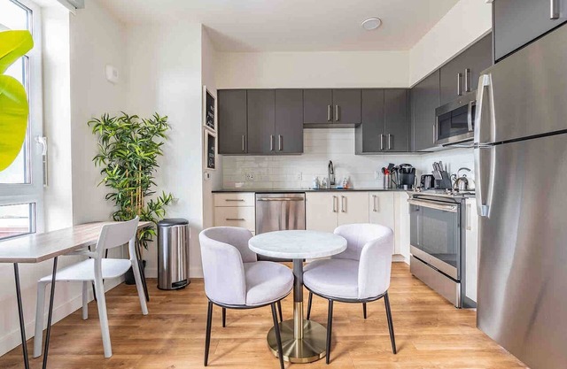 Trendy 1BR in DT Bellevue, Gym & Rooftop