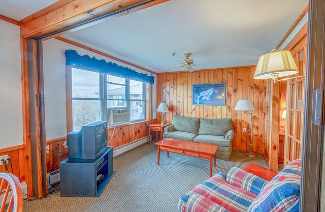 1BR Lodge, Snow Adventures Await in Jackman