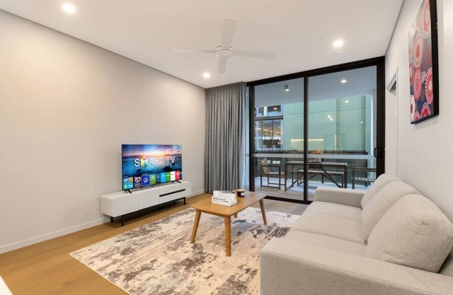 1BR Luxury apt at prime location w/ carpark