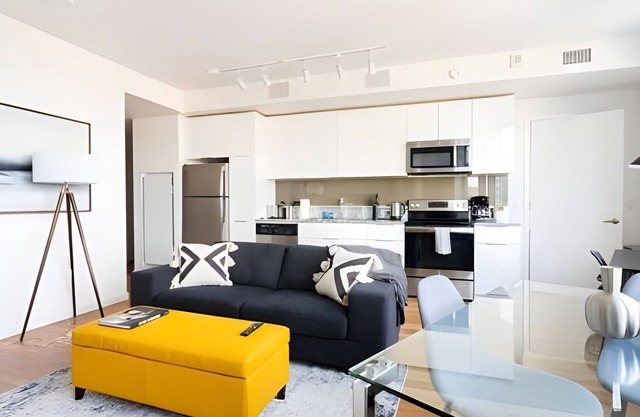 Sophari 1BR Experience in Bellevue: Modern | Gym