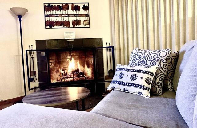 ⛷ 1BR Ski-Home Condo. Pool/Hot Tub/Sauna. Short walk 2 lifts, golf, hikes.