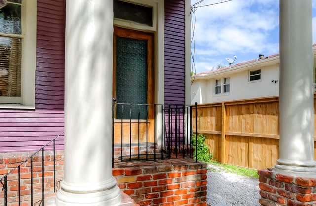 5 COLONNES DE GRAISSE ET UN FISHPOND; Fabuleux propriétaires w / 1BR dort 2 adultes / 2 enfants