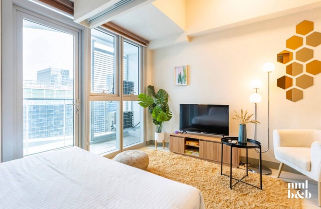 1BR Unit in Uptown Parksuites Tower 2 BGC w/ Netflix, HBO Go & Disney+