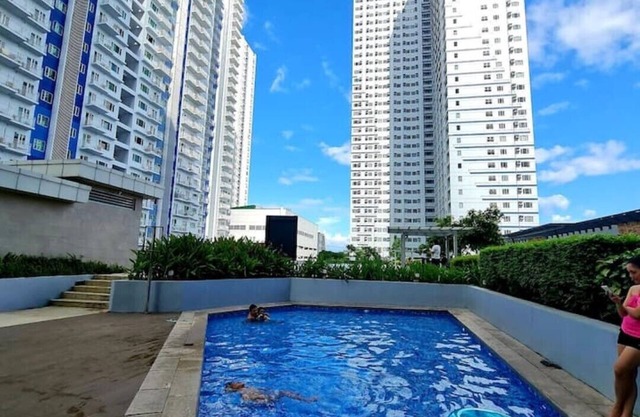 1BR w/balcony nr SM North/Parking/WIFI |Netflix