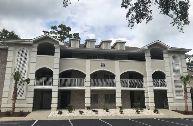 1er étage 2 BR, 2 BA Condo près de la plage et des terrains de golf avec piscine intérieure / extérieure