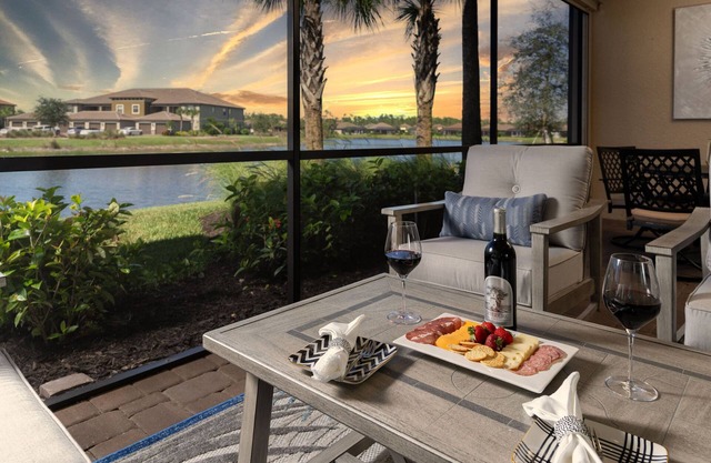 1st Floor Coach Home - WOW Decor, Water View, Resort Pool, Tennis, Pickleball