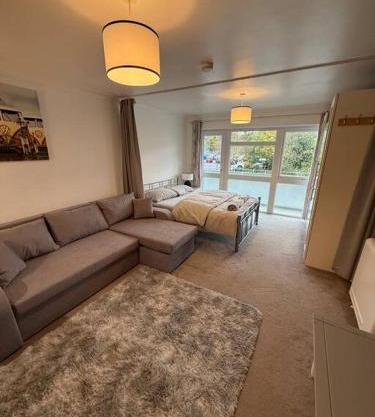1st floor studio flat in Crawley! Close to Gatwick