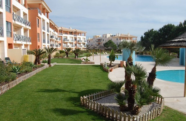 BEL APPARTEMENT DE 2 CHAMBRES DONNANT SUR LA PISCINE ET LES JARDINS