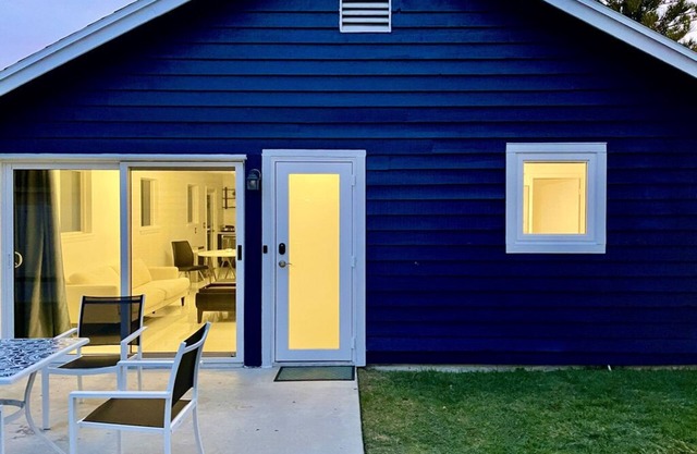 2/1.5 Modern Home w/yard near Downtown, Beach,I-95,Airport,Train