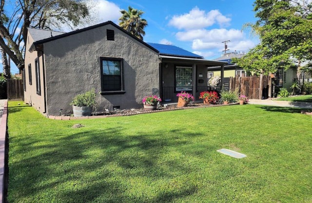 2/1 Furnished home nrby 2 Hospitals,UOP,Delta College,Miracle Mile Parks