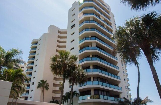 2/2 10th floor unit overlooking Crescent Beach