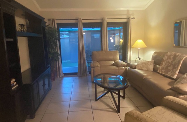 2/2/2 villa in the heart of Wellington. Walk to restaurants & mall. Pet friendly