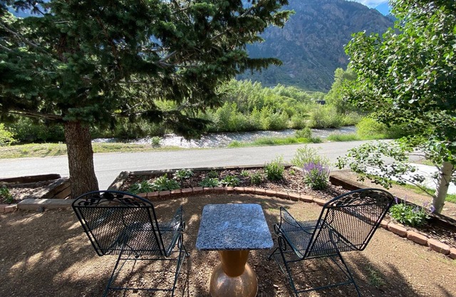 Unique 3/2 Chalet sur le Clear Creek avec des vues! Balcon avec "Honeymoon Suite"