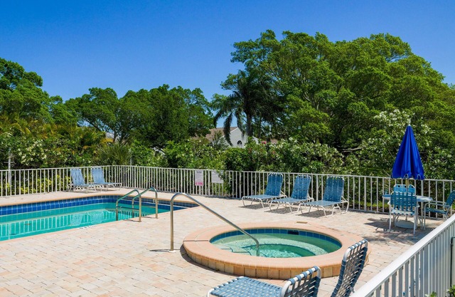 2/2 Condo in beautiful Perico Bay Club