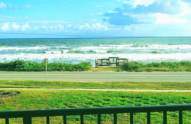 2/2 Oceanfront Retreat avec balcon privé surdimensionné