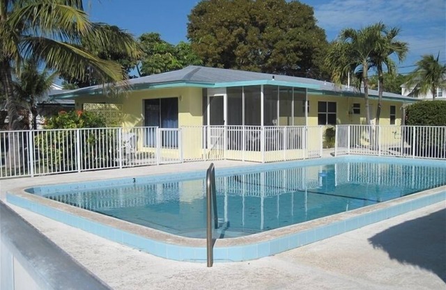 2/2 Duplex, Piscine, Tiki Hut, Canal Canard Key large Clean