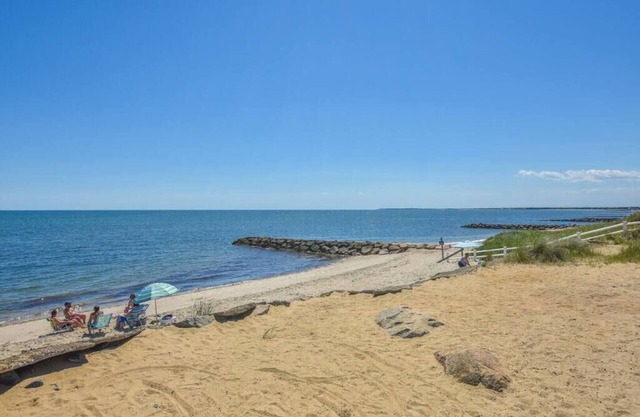 2.2 Miles to West Dennis Beach! Central AC!