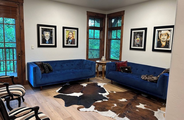 2/2 NEW REMODEL! Luxury Snow King condo view