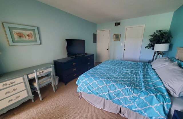 2/2 Spacious Condo 15 min away from Gulf Coast Beaches