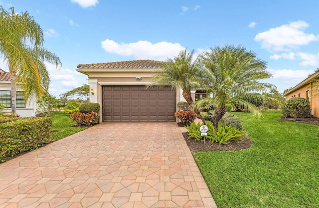 2/2 with Den in Riverstone Community in Naples!