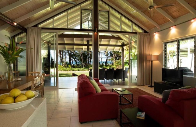 2/24 Donkin - Luxury - Absolute Beachfront