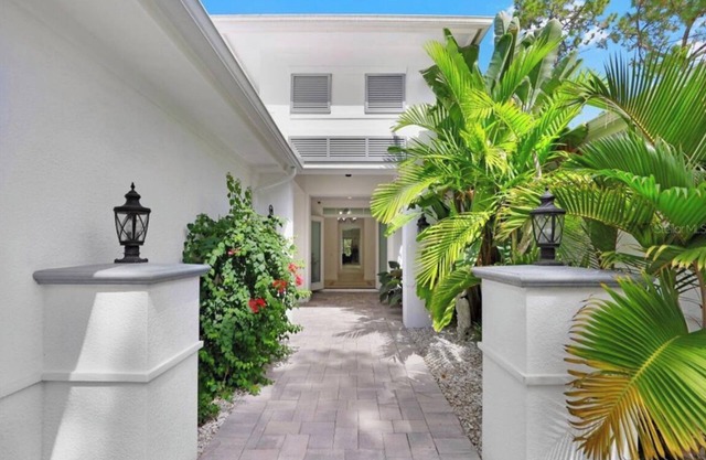 2.5 acre Estate Home Huge Outdoor living area Pool – Central Naples Location