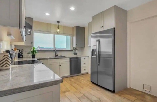 2 Aquarium passes! Newly remodeled home near beach!