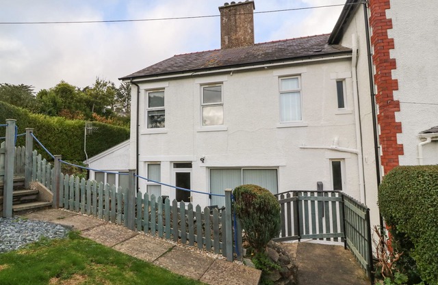 2 Argoed, LLANBEDROG