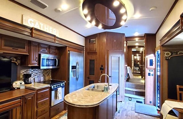 2 BATH Fully Stocked RV w/ FREE Golf Cart! 200