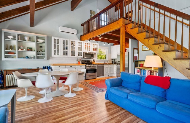 2 bd, 2bth dog-friendly cottage on conservation land