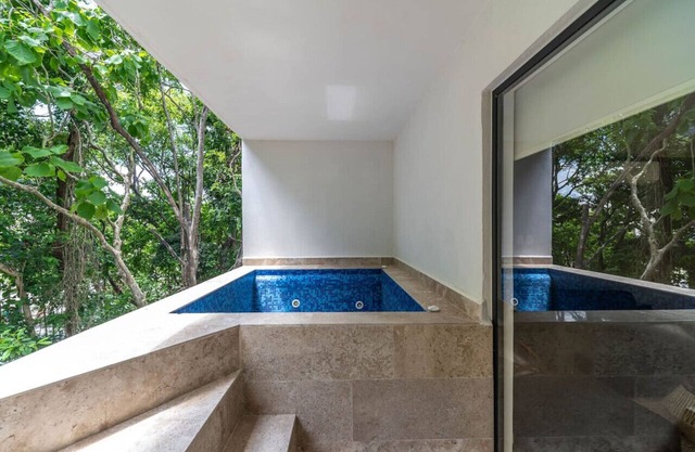 2 BD Suite w/ Private Plunge Pool, Balcony, Gym