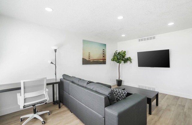 2 Bdr 1 Ba Close 2 Airport & SLC