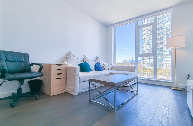 2 BDR Fancy New Condo with AC near Richmond Night Market