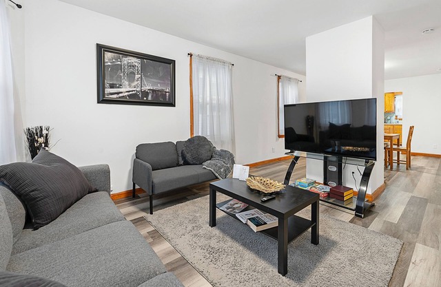2 Bdrm Apartment - King size bed 8 mins to downtown