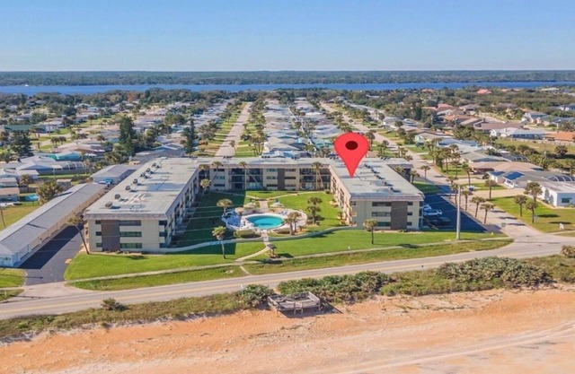 2 bdrm condo, Ormond Beach steps from the beach, views from all windows, AC WIFI