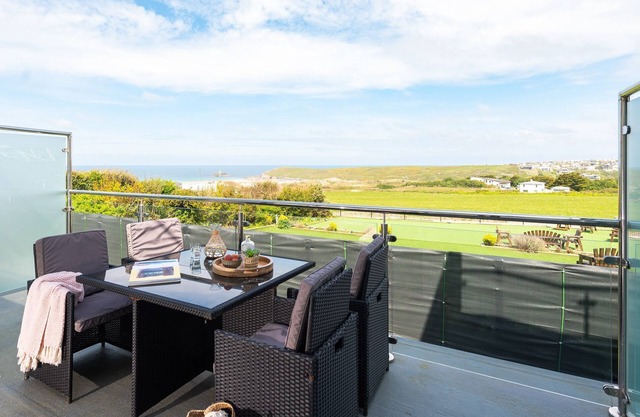 2 Beachview - apartment in Crantock sleeps 4 guests in 2 bedrooms
